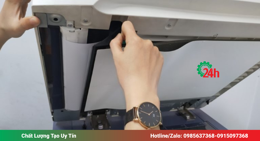 Lấy xấp giấy trong khay ra ngoài
